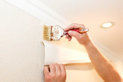 Pose de papier peint à Cornillon — revêtements muraux et toiles de verre